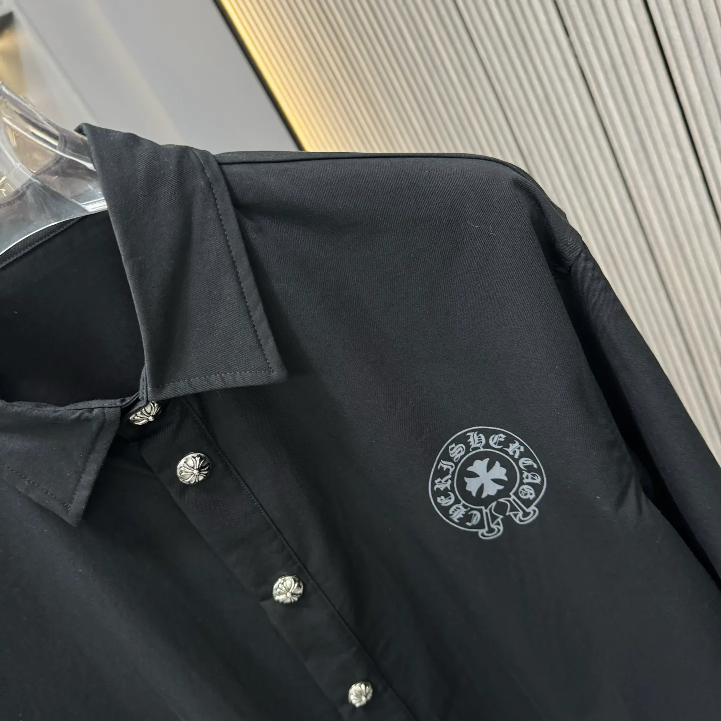 🅿️310 new arrival🆕 CH Croix heart horseshoe printing technology with hardware fasteners｜Lapel mid-length shirt jacket with horseshoe logo; letter logo buttons on the upper body, the effect is straight and stylish; cufflinks are all cross buttons, with hemming treatment on the inside; noteworthy details are included, the square mark on the hem must be a three-line motorcycle, not sewn by a flat machine. One piece is overweight, this quality is only available in red Color: Black White Size: S-xxl